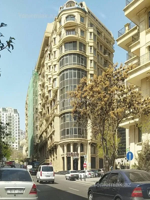 Satılır 4 otaqlı yeni tikili 220.5 m²