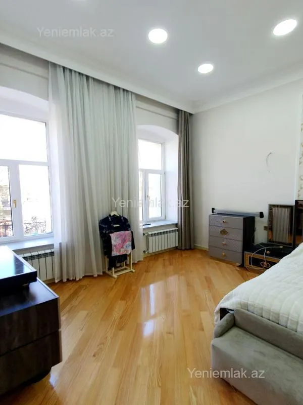 Satılır 3 otaqlı köhnə tikili 130.5 m²