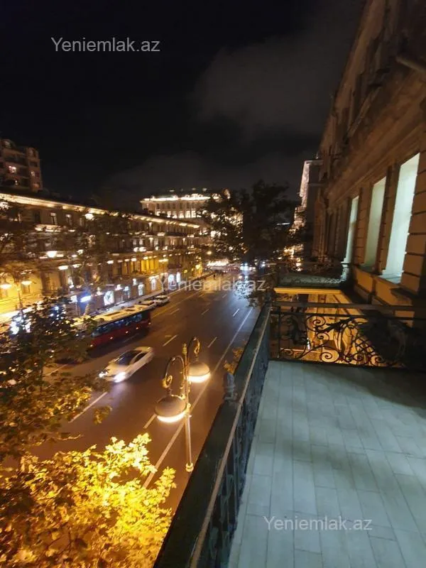 Satılır 3 otaqlı köhnə tikili 130.5 m²