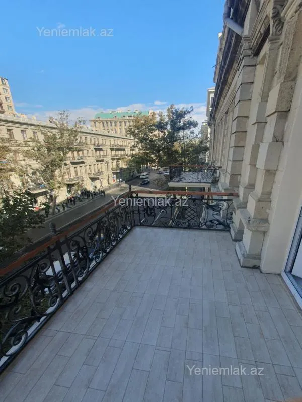 Satılır 3 otaqlı köhnə tikili 130.5 m²