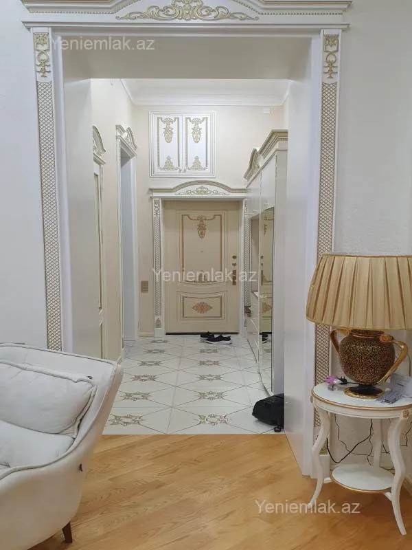 Satılır 3 otaqlı köhnə tikili 130.5 m²