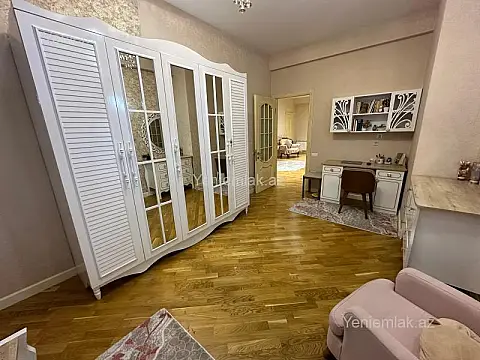 Satılır 4 otaqlı yeni tikili 200 m²