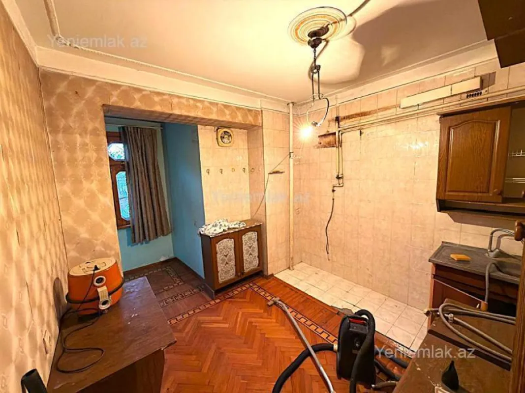 Satılır 4 otaqlı köhnə tikili 100 m²