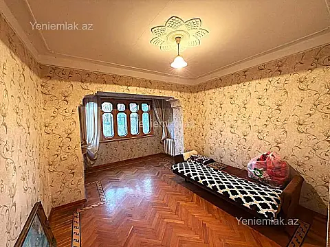 Satılır 4 otaqlı köhnə tikili 100 m²