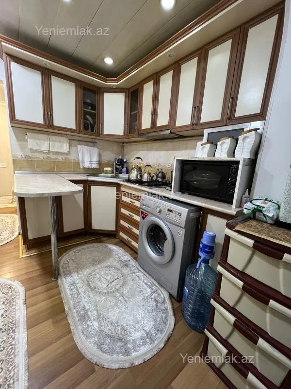 Satılır 4 otaqlı köhnə tikili 90 m²