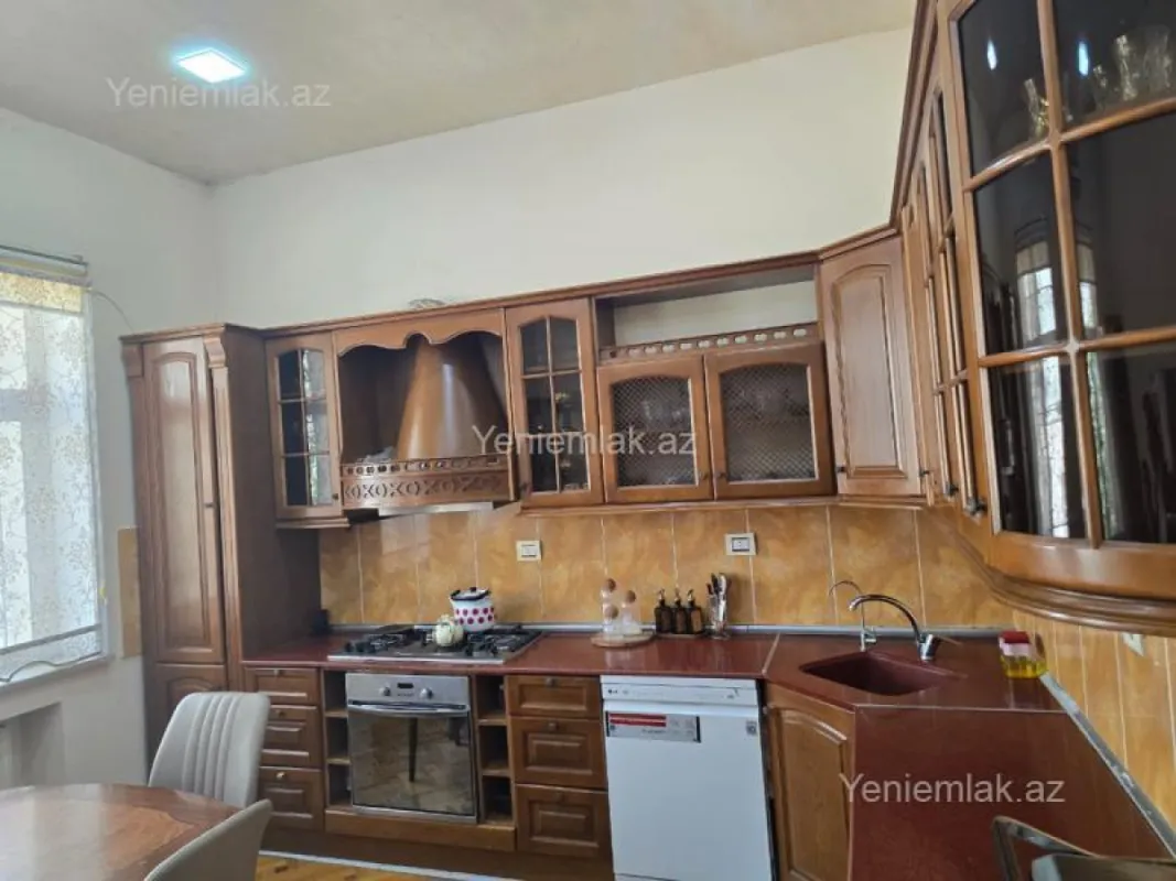 Satılır 15 otaqlı həyət evi 1000 m²