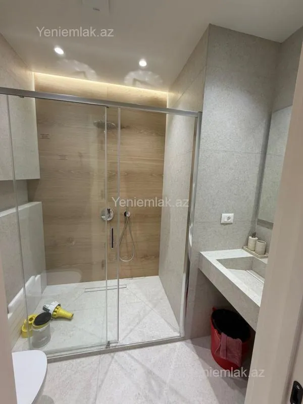 Kirayə verilir 5 otaqlı yeni tikili 195 m²