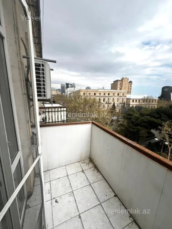 Satılır 3 otaqlı köhnə tikili 90 m²