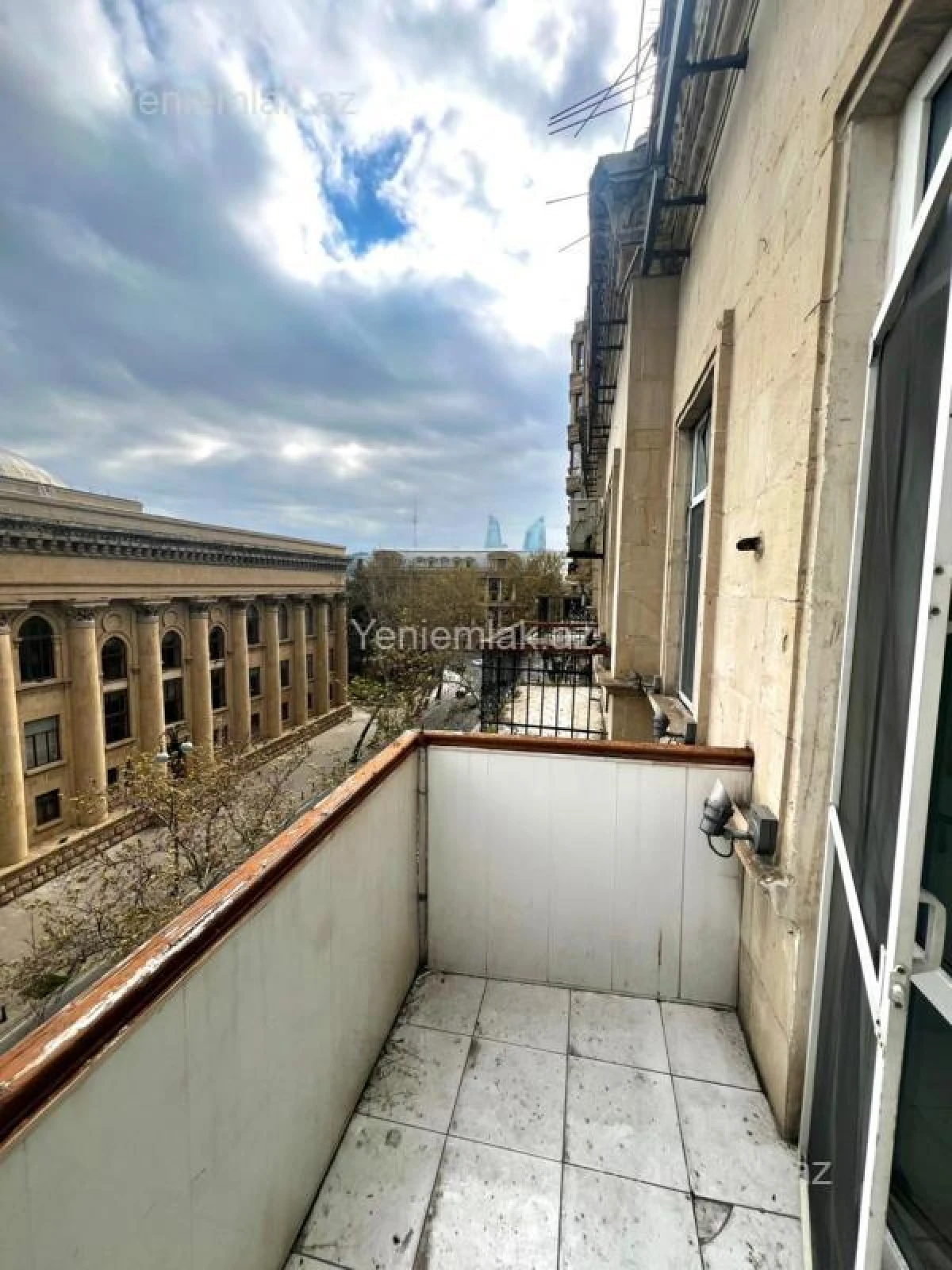 Satılır 3 otaqlı köhnə tikili 90 m²