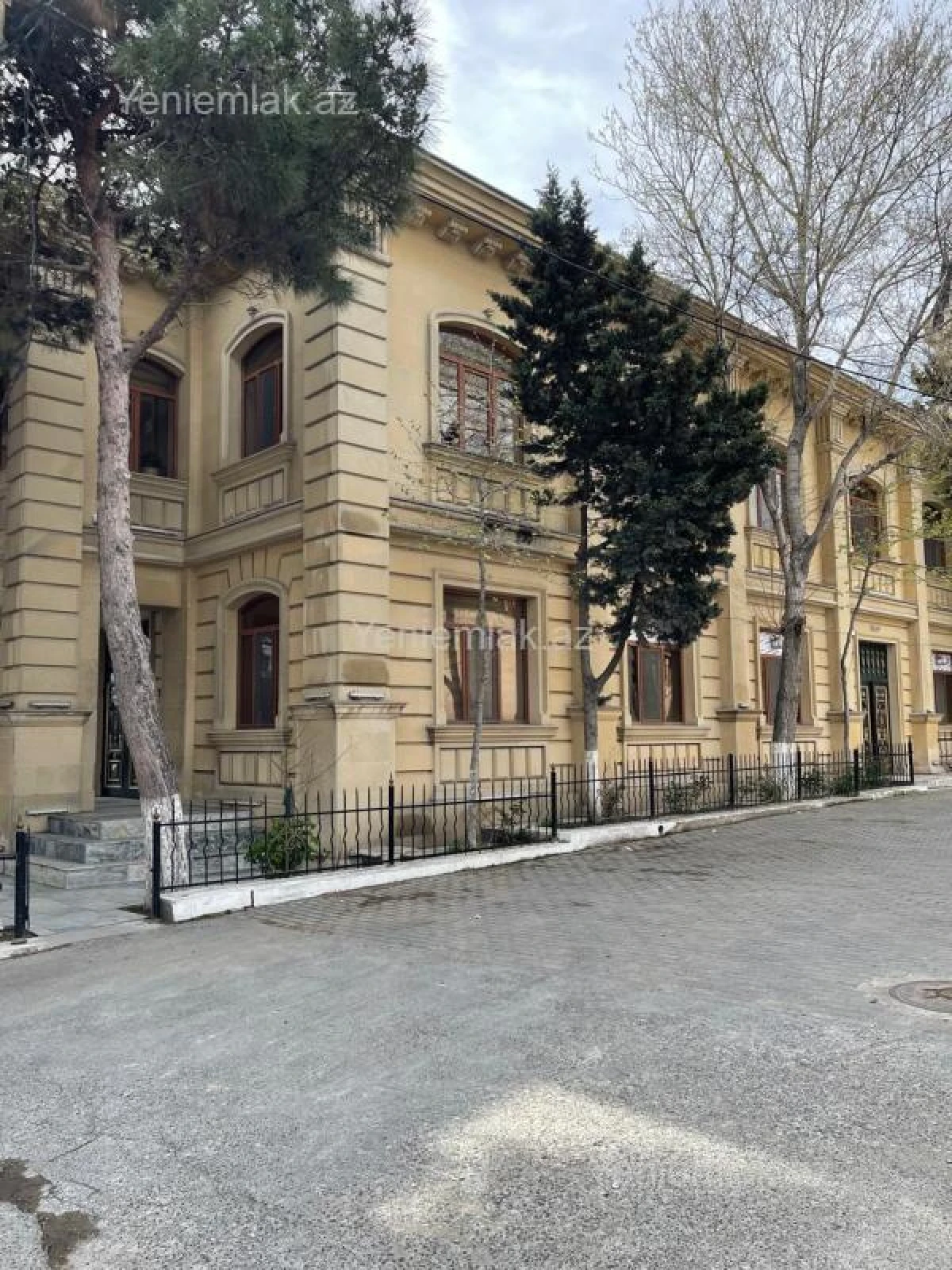 Satılır 12 otaqlı obyekt 450 m²