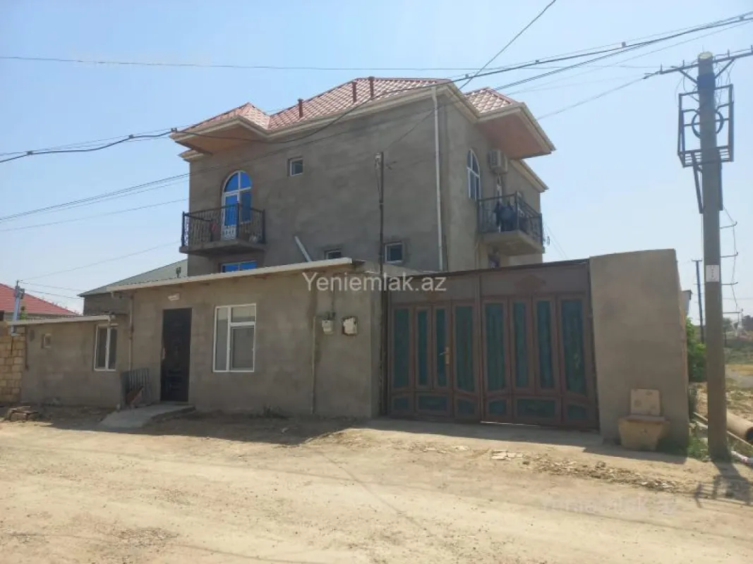 Satılır 5 otaqlı həyət evi 200 m²