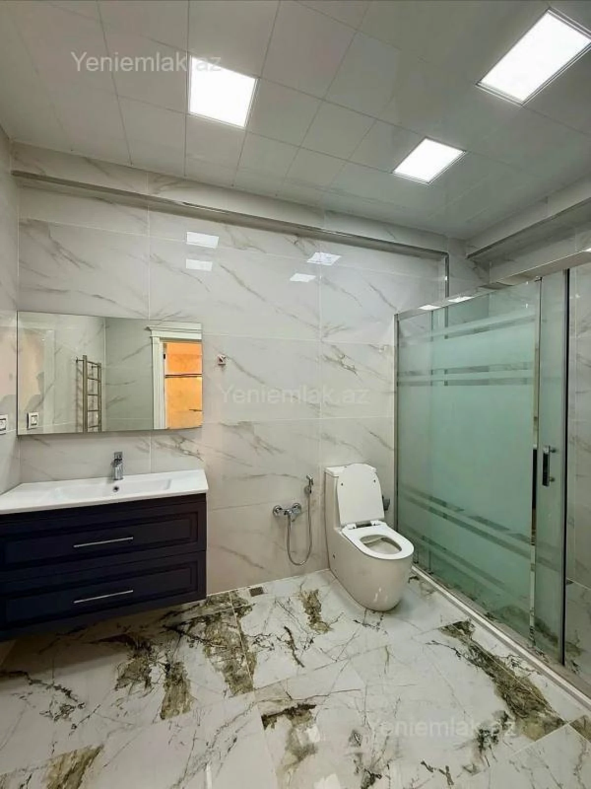 Satılır 4 otaqlı köhnə tikili 215 m²