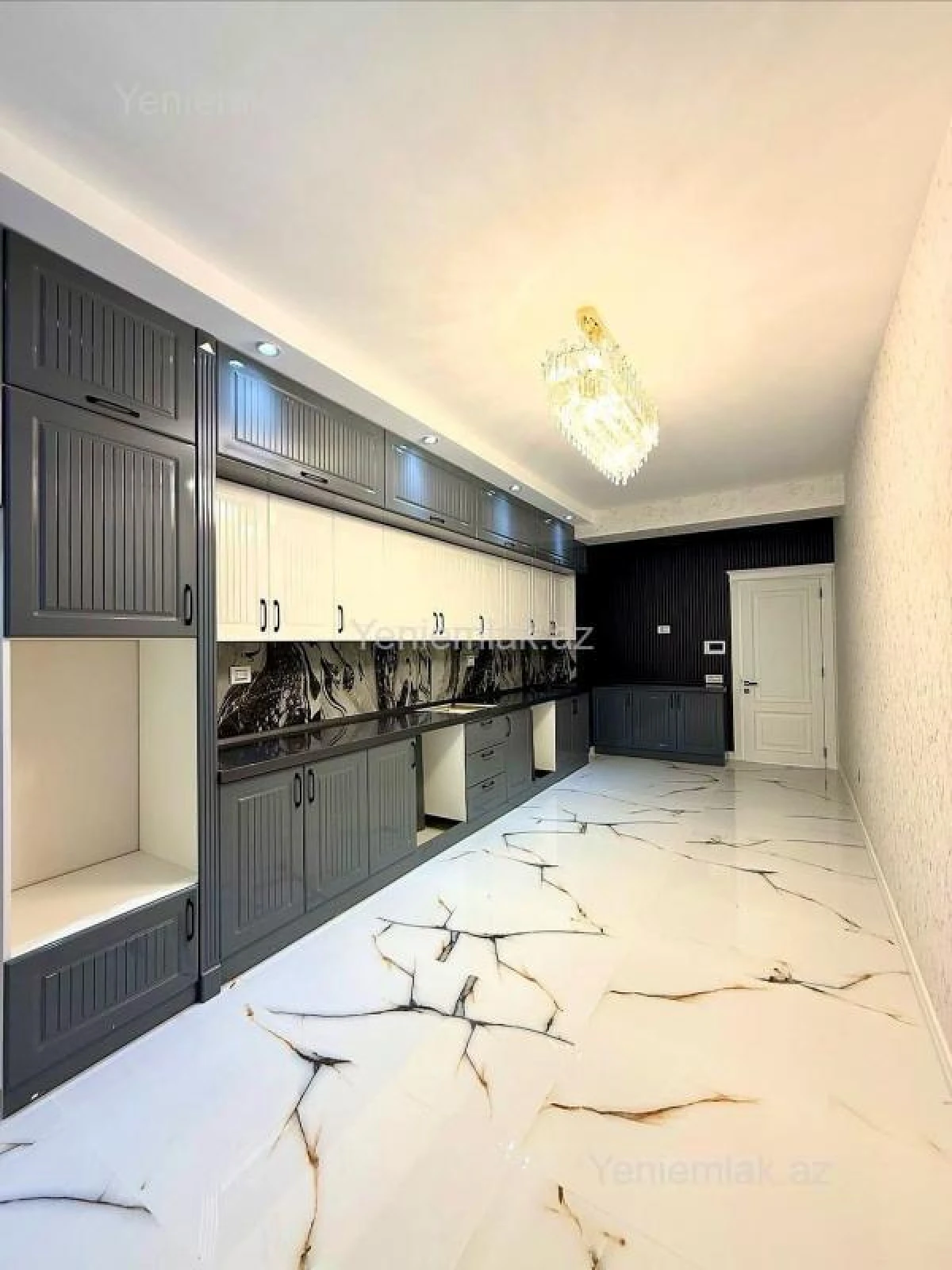 Satılır 4 otaqlı köhnə tikili 215 m²