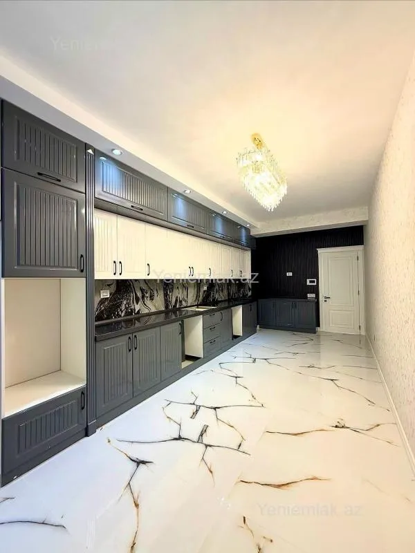 Satılır 4 otaqlı köhnə tikili 215 m²