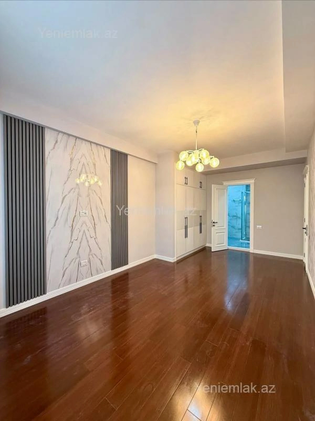 Satılır 4 otaqlı köhnə tikili 215 m²