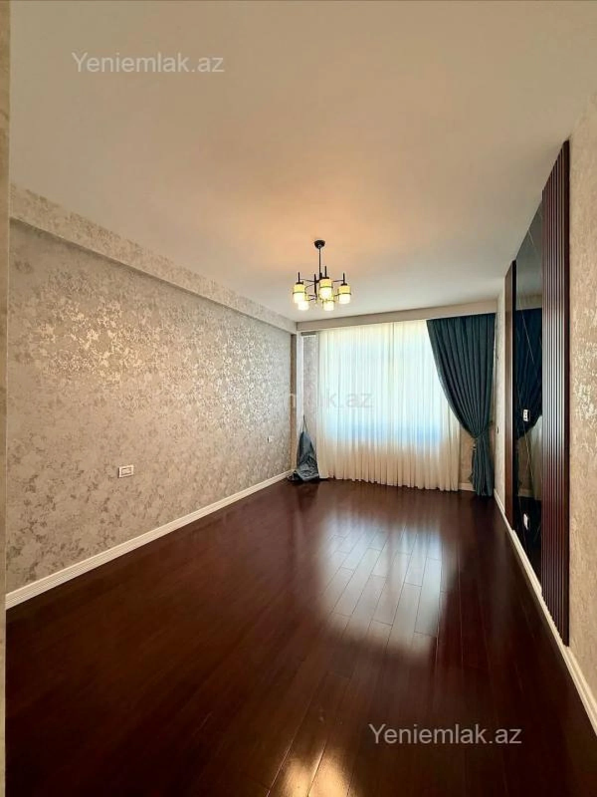 Satılır 4 otaqlı köhnə tikili 215 m²