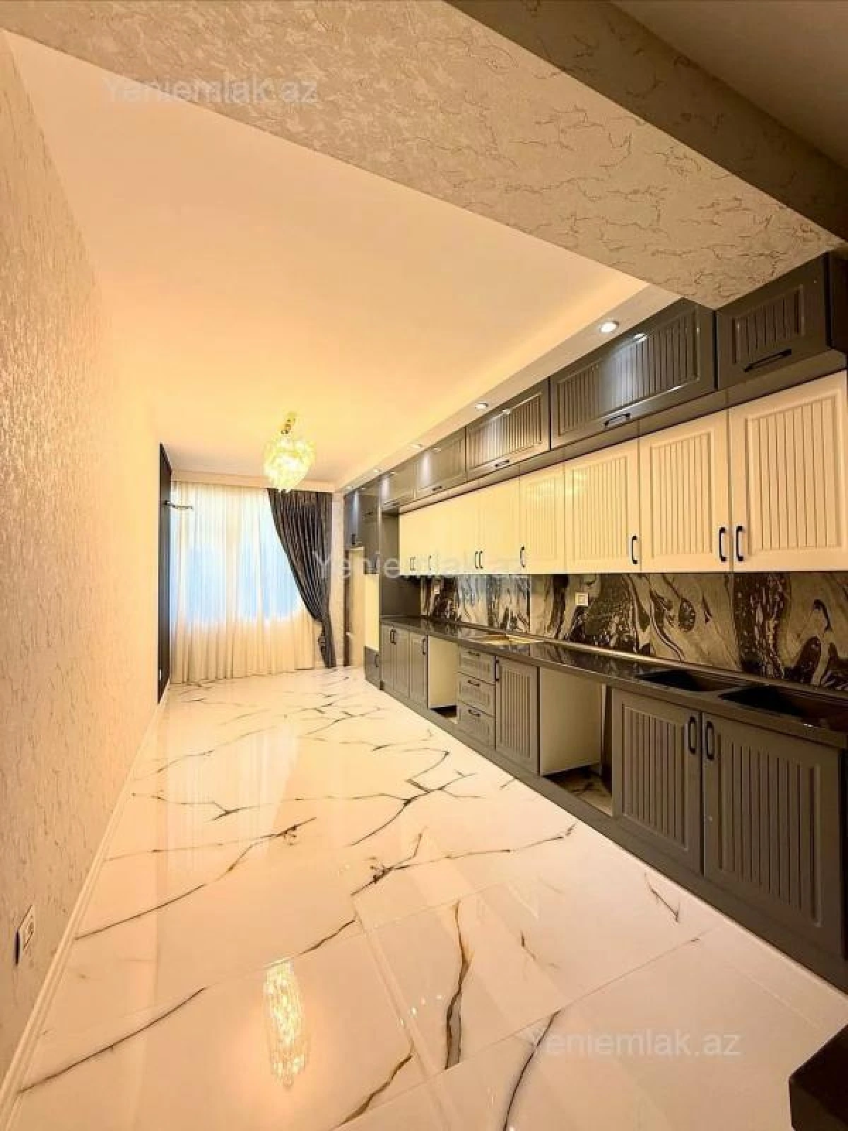 Satılır 4 otaqlı köhnə tikili 215 m²