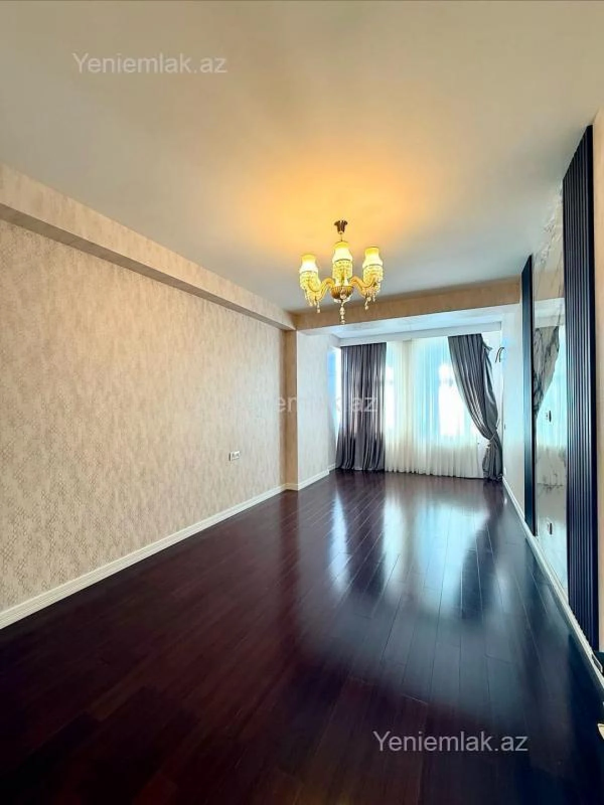 Satılır 4 otaqlı köhnə tikili 215 m²