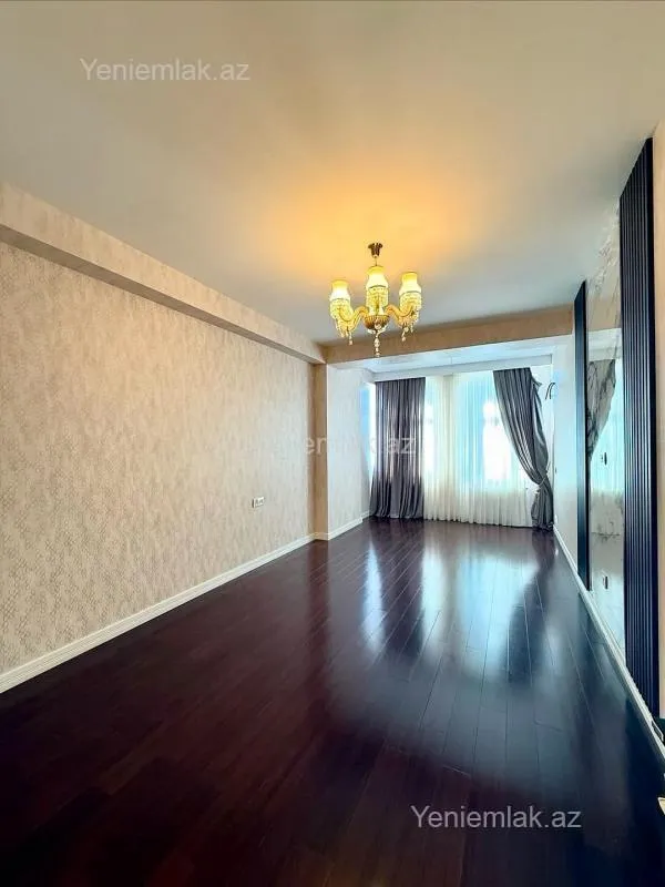 Satılır 4 otaqlı köhnə tikili 215 m²