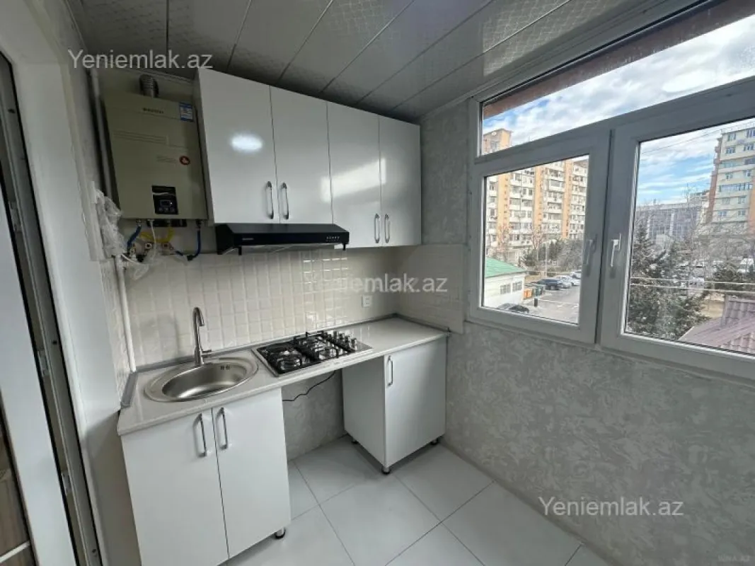 Satılır 4 otaqlı köhnə tikili 215 m²