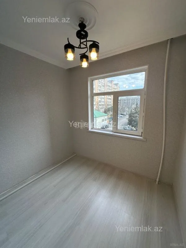 Satılır 4 otaqlı köhnə tikili 215 m²