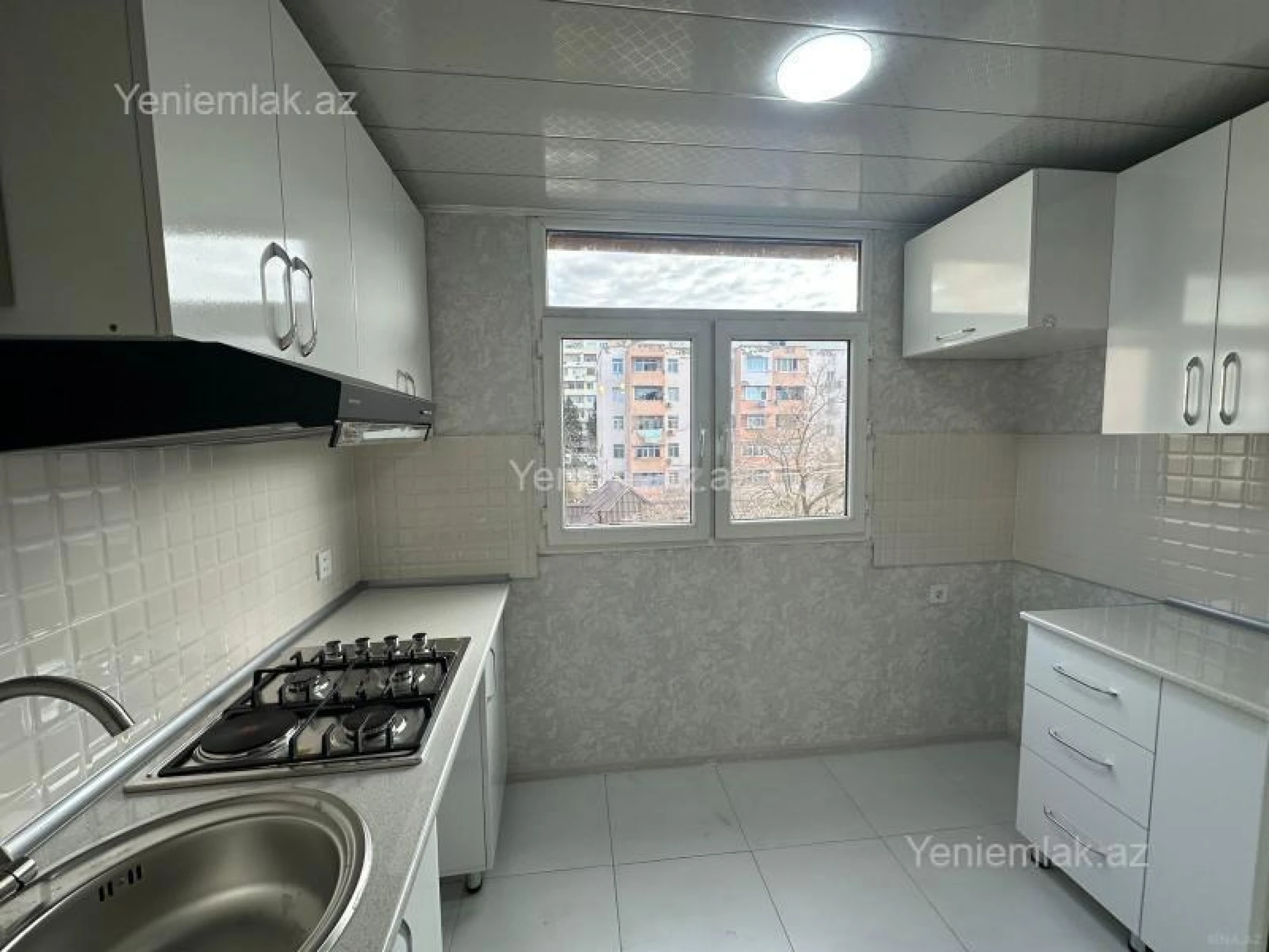 Satılır 4 otaqlı köhnə tikili 215 m²