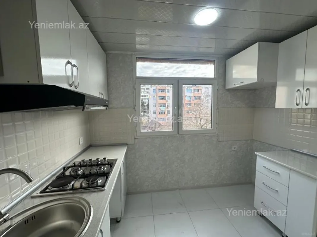 Satılır 4 otaqlı köhnə tikili 215 m²