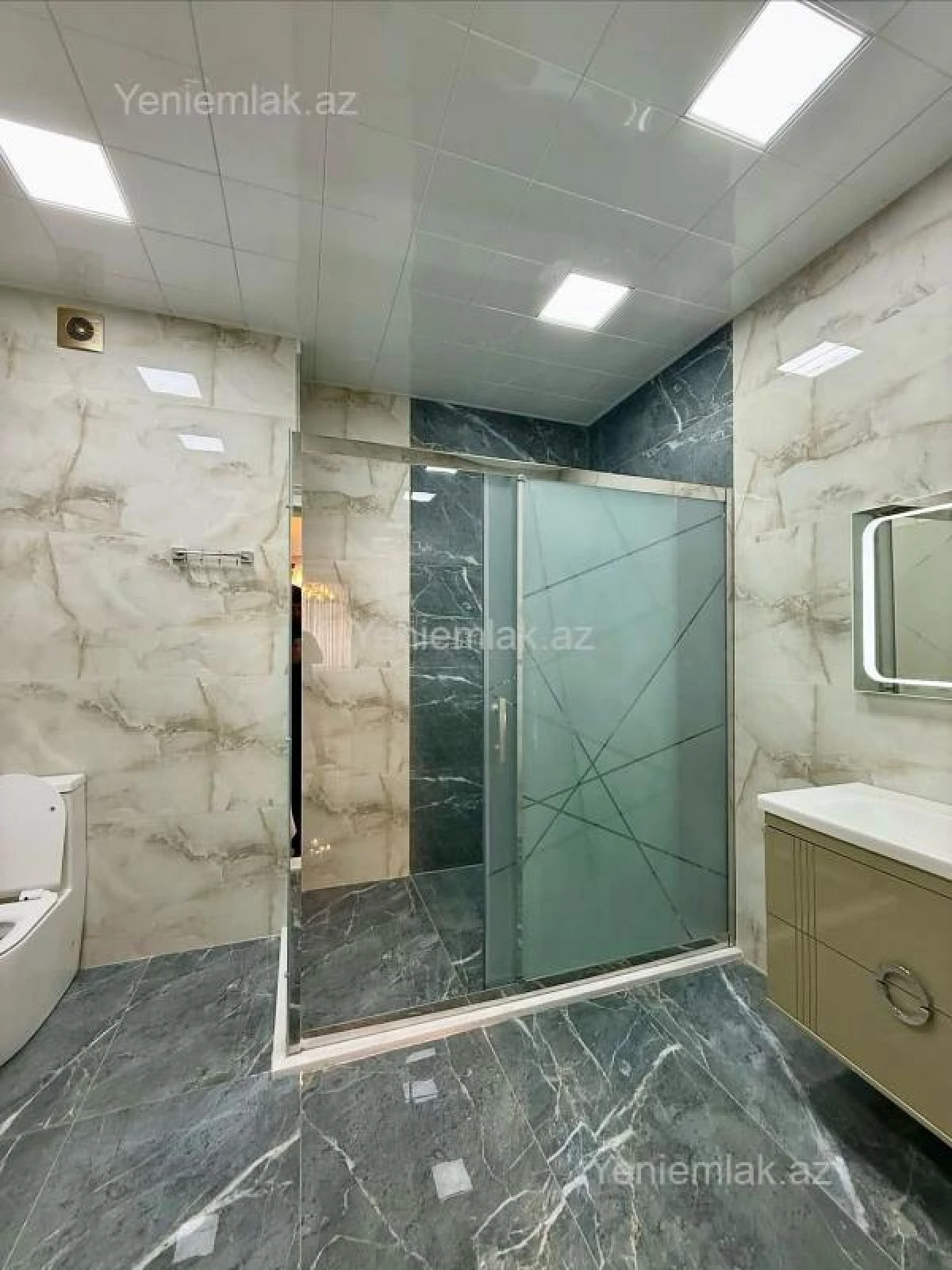 Satılır 4 otaqlı köhnə tikili 215 m²