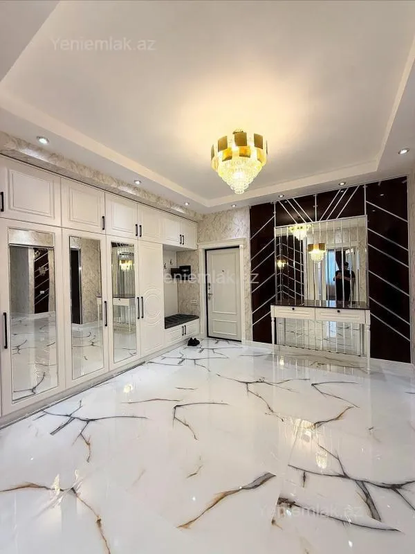 Satılır 4 otaqlı köhnə tikili 215 m²