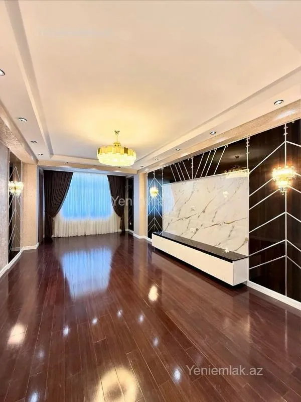 Satılır 4 otaqlı köhnə tikili 215 m²