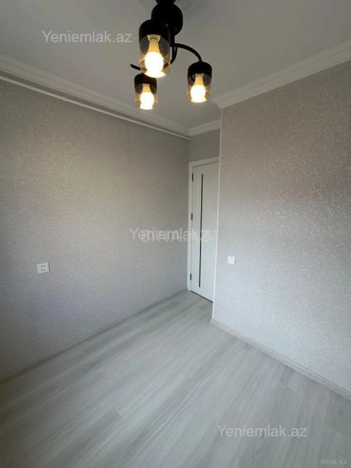 Satılır 4 otaqlı köhnə tikili 215 m²