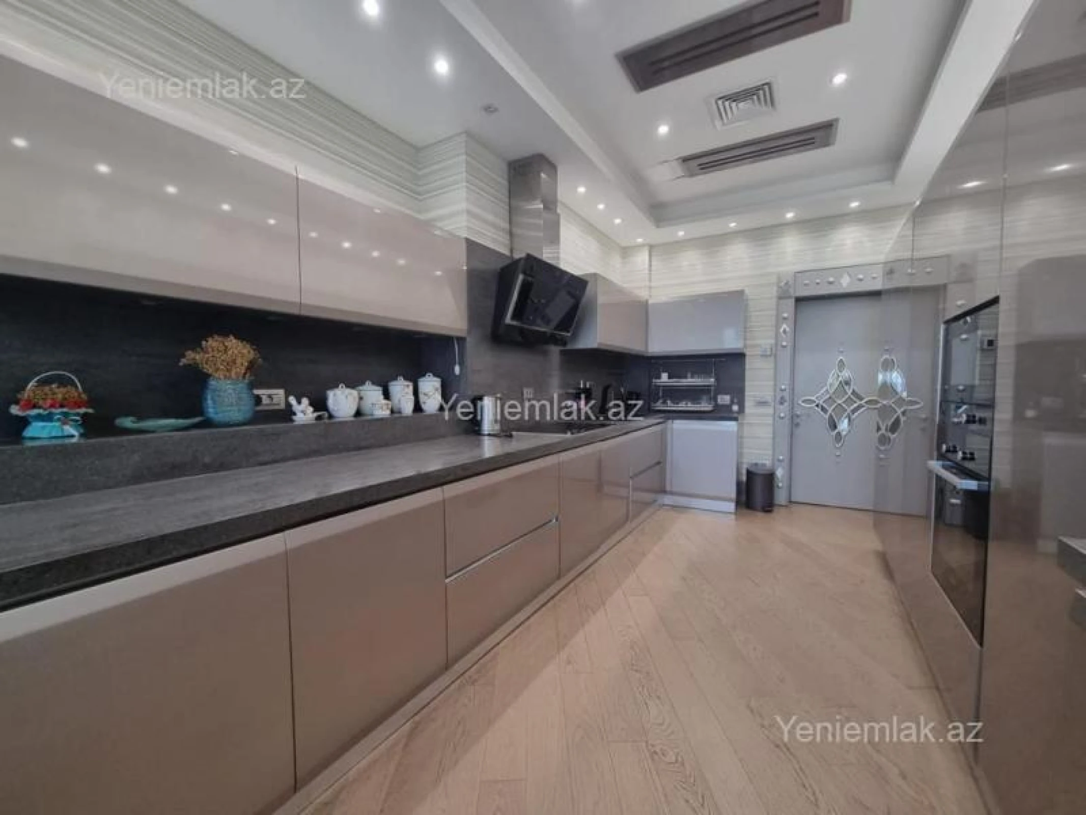 Satılır 5 otaqlı yeni tikili 225 m²