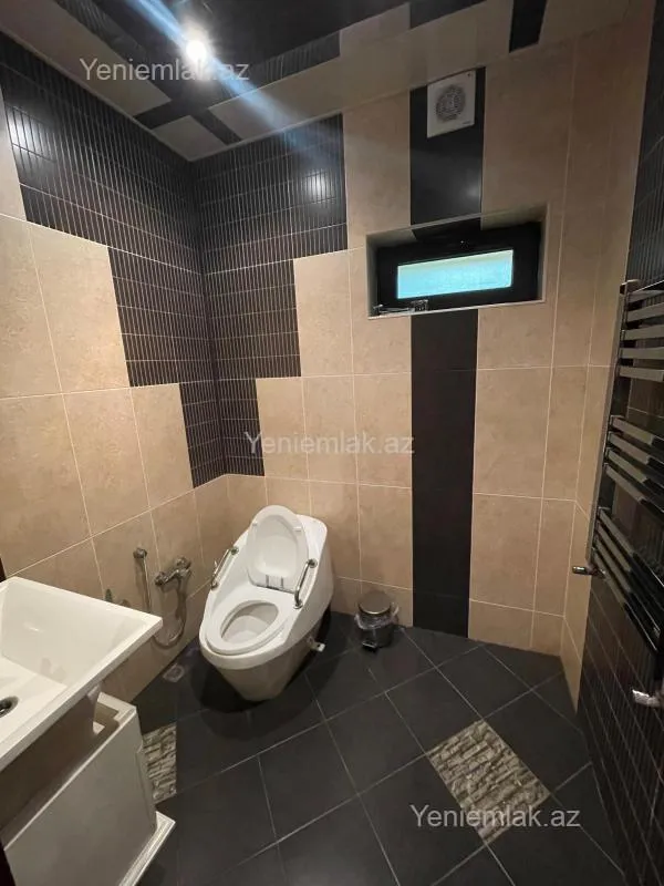 Satılır 7 otaqlı həyət evi 555 m²