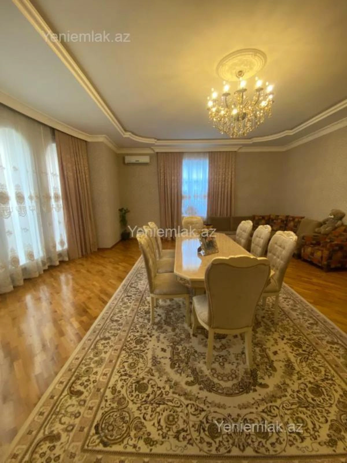 Satılır 10 otaqlı həyət evi 1348 m²