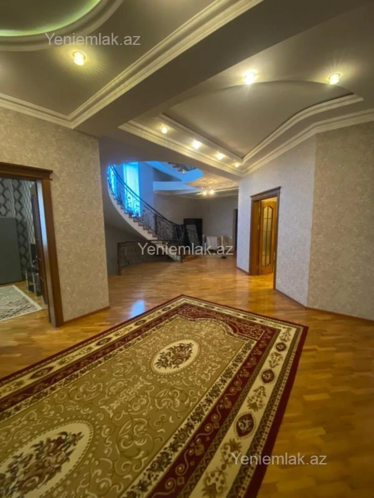 Satılır 10 otaqlı həyət evi 1348 m²
