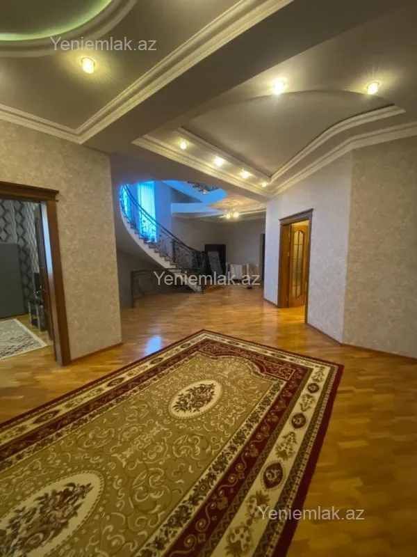 Satılır 10 otaqlı həyət evi 1348 m²