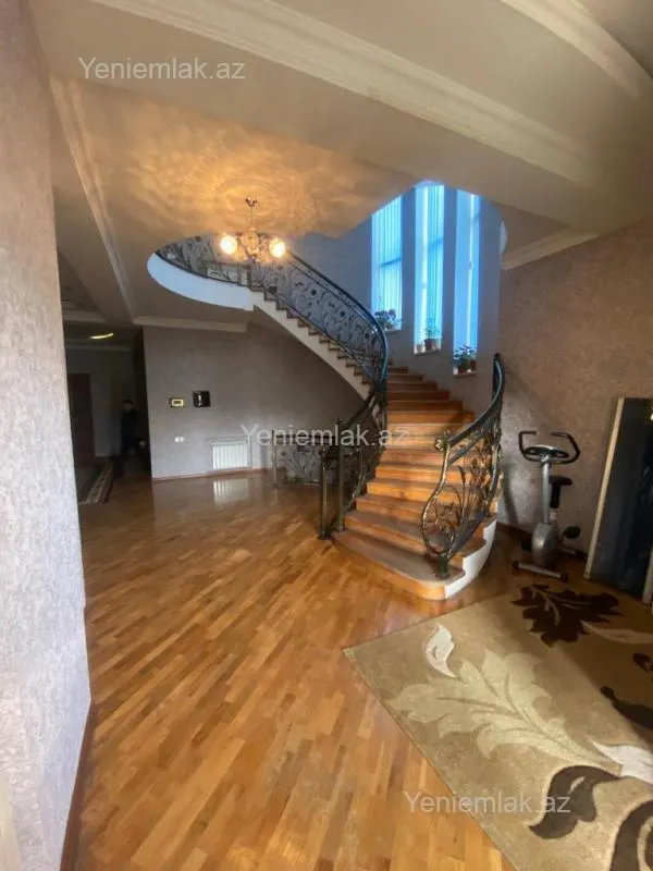 Satılır 10 otaqlı həyət evi 1348 m²