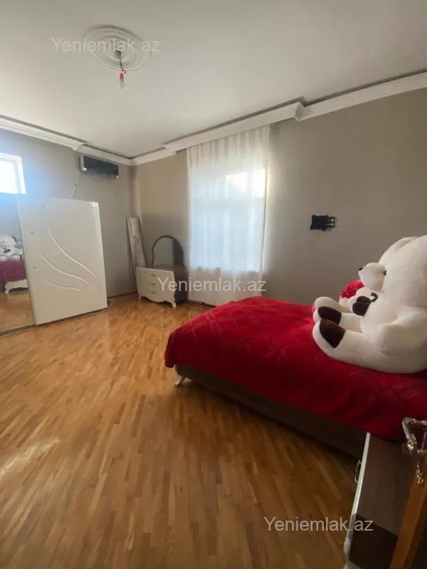 Satılır 10 otaqlı həyət evi 1348 m²