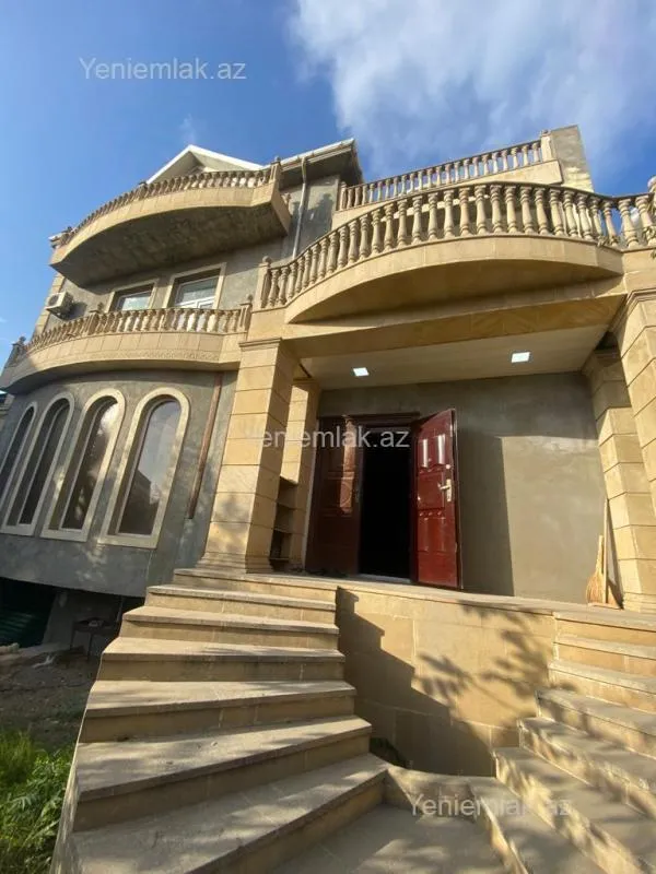 Satılır 10 otaqlı həyət evi 1348 m²