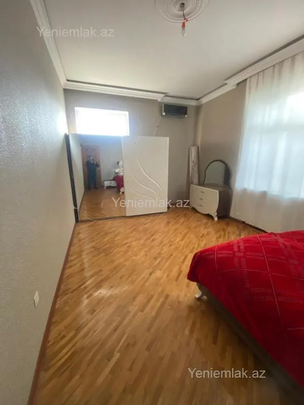 Satılır 10 otaqlı həyət evi 1348 m²