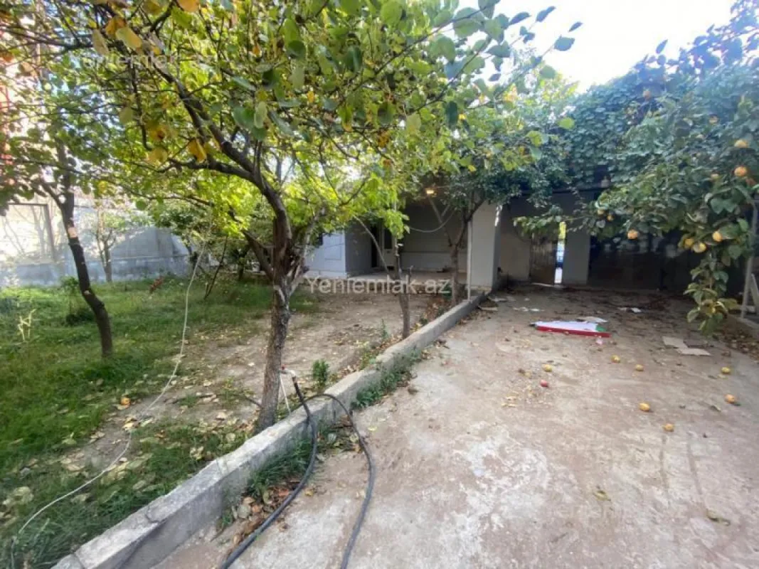Satılır 10 otaqlı həyət evi 1348 m²