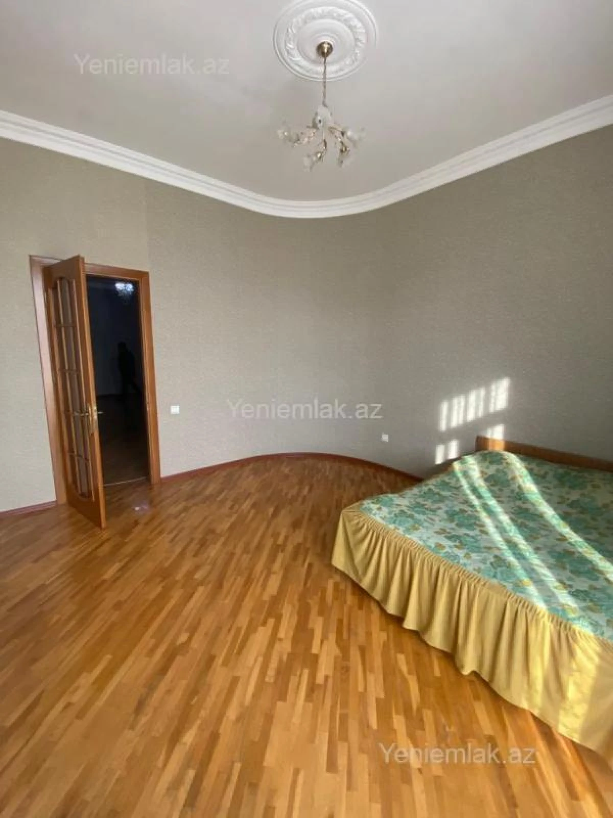 Satılır 10 otaqlı həyət evi 1348 m²