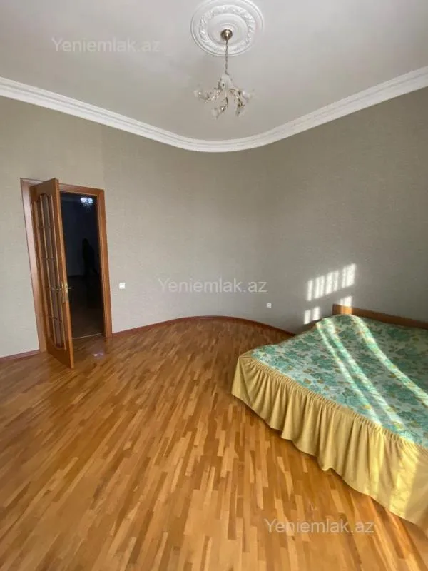 Satılır 10 otaqlı həyət evi 1348 m²