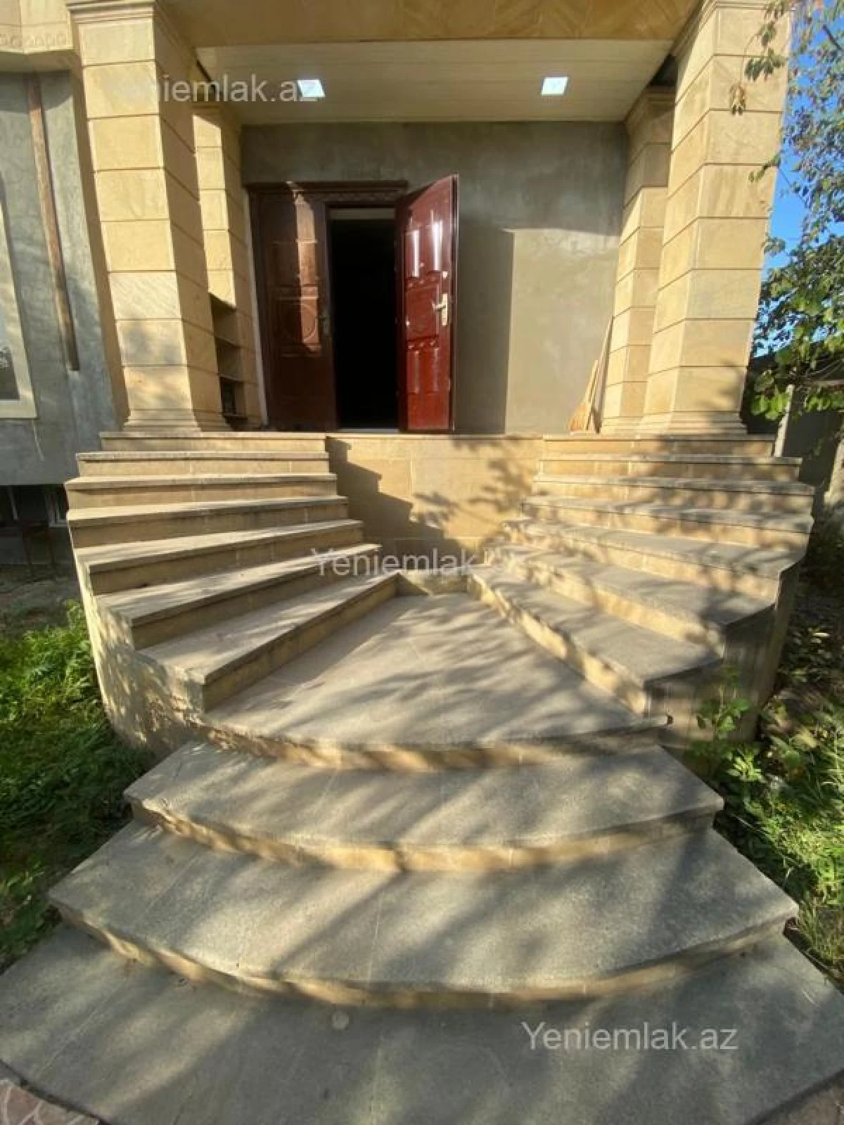 Satılır 10 otaqlı həyət evi 1348 m²