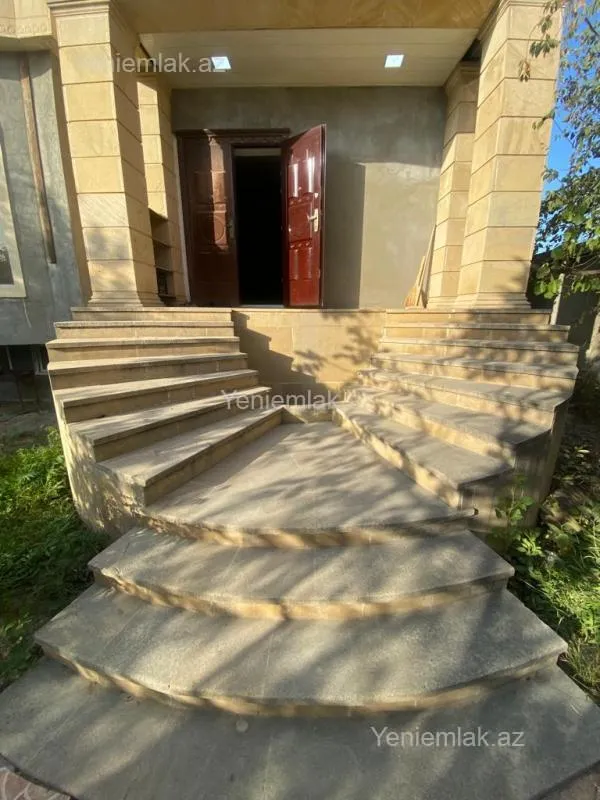 Satılır 10 otaqlı həyət evi 1348 m²