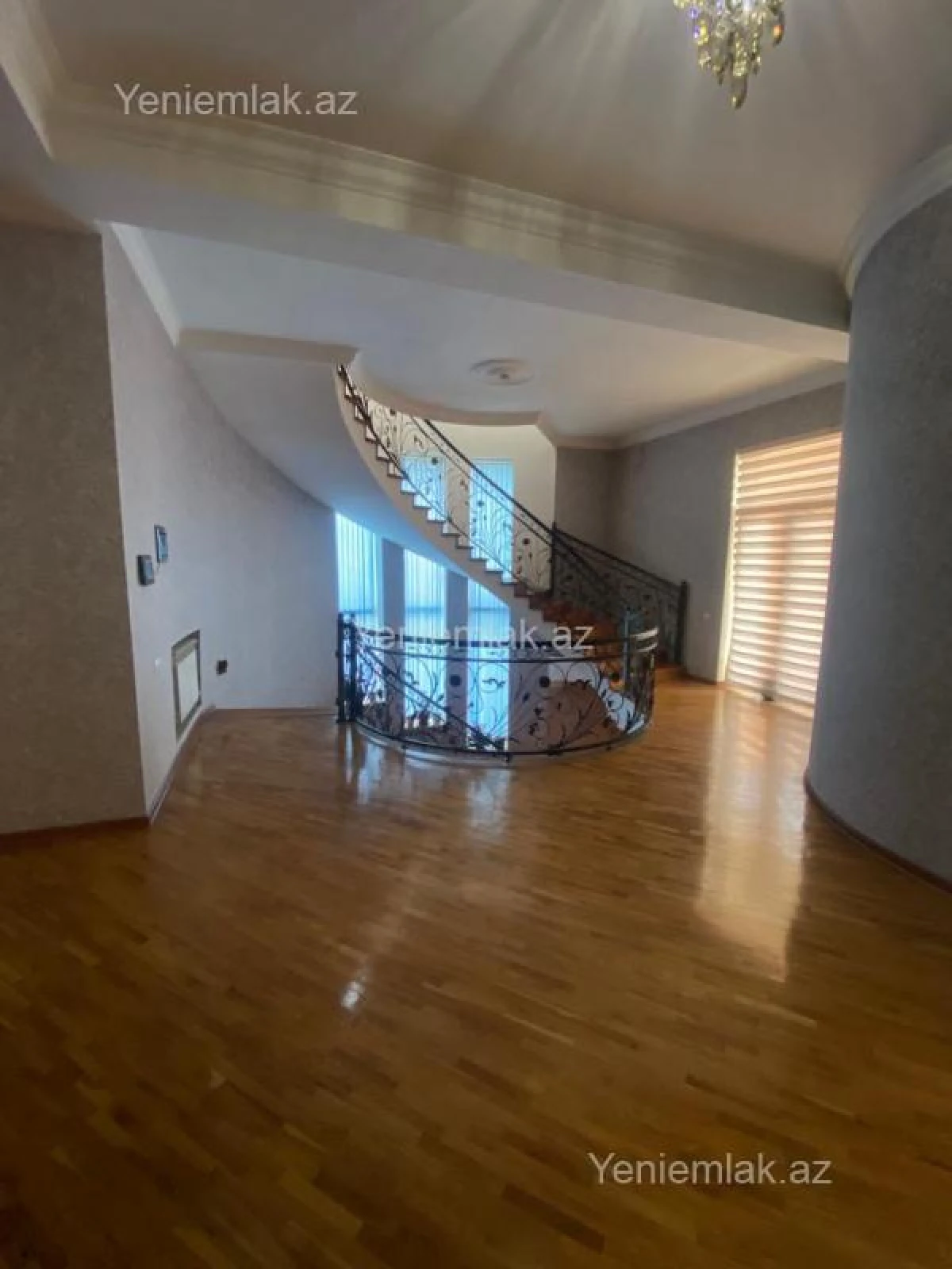 Satılır 10 otaqlı həyət evi 1348 m²