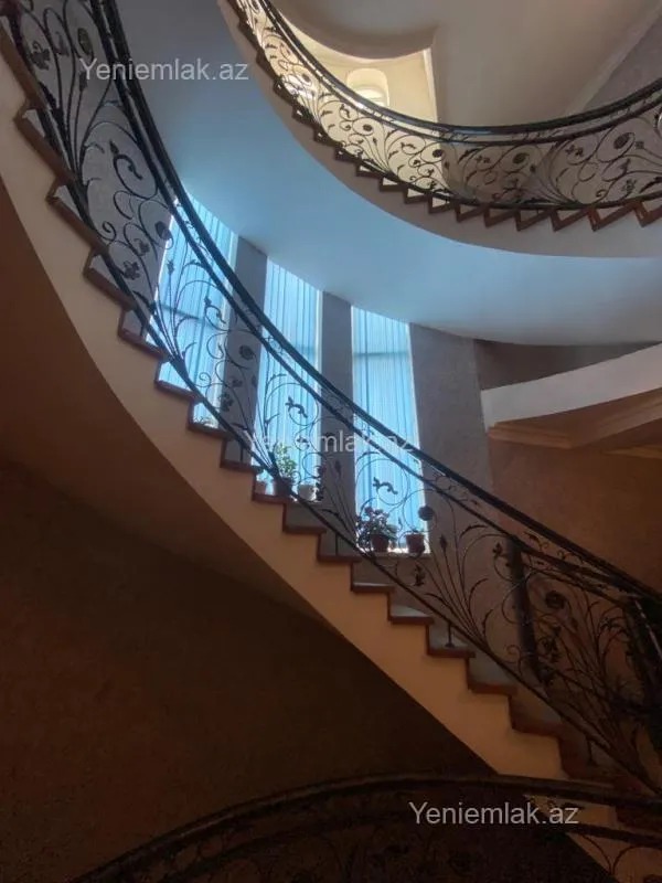 Satılır 10 otaqlı həyət evi 1348 m²