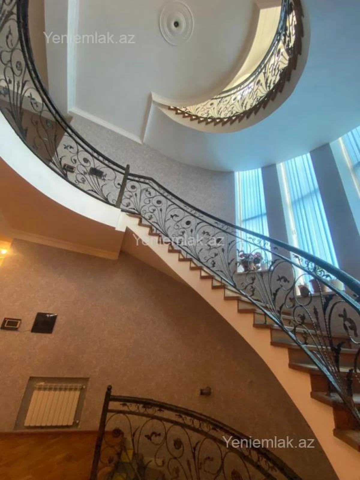 Satılır 10 otaqlı həyət evi 1348 m²