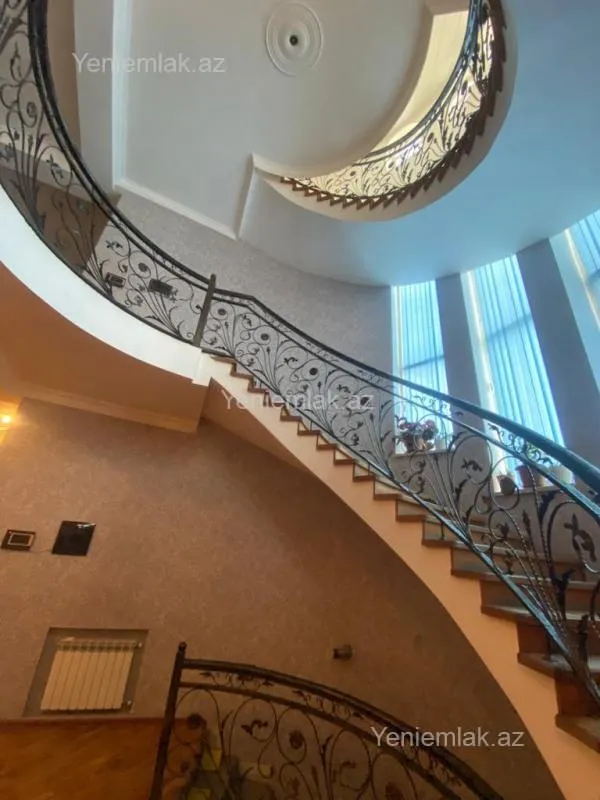 Satılır 10 otaqlı həyət evi 1348 m²