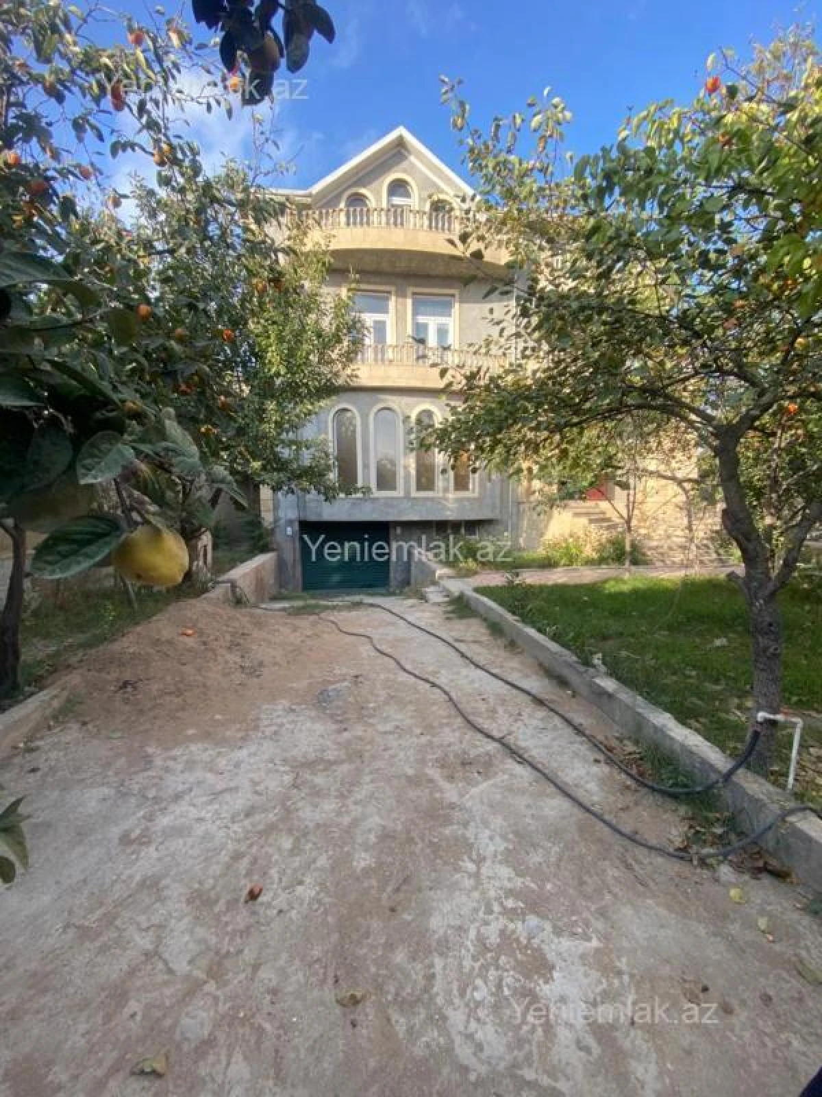 Satılır 10 otaqlı həyət evi 1348 m²